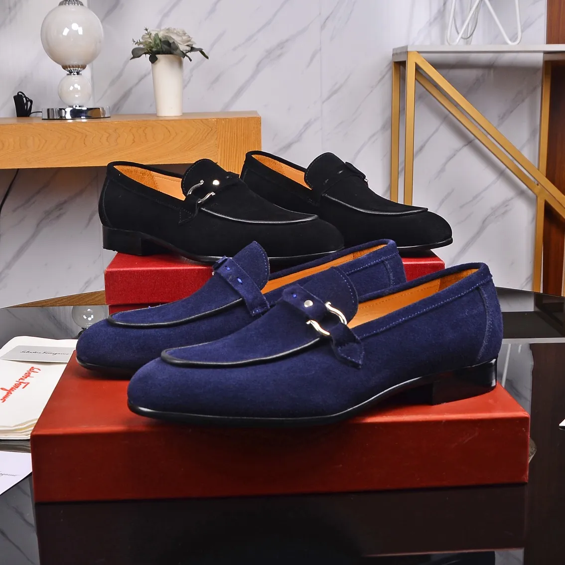 Factory: 260 Original order quality Brand: Ferragamo Size: Men's size 38/44 (45 can be customized) Grade: Same style as the official website High-end quality men's shoes Material: Original top layer frosted cowhide, water-dyed cowhide lining original outsole Style categories: Men's fashionable formal business casual leather shoes Slip-on men's high-top series Young fashion European and American trends British style Casual matching Comfortable feet